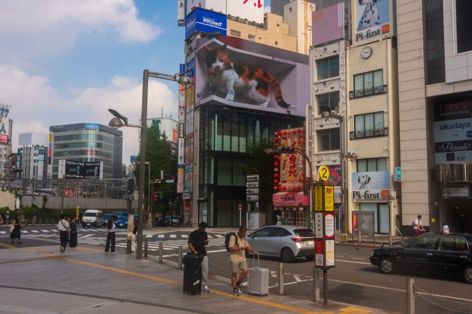 Uma Rua Da Cidade Cheia De Edificios Altos DO32hYWT83A