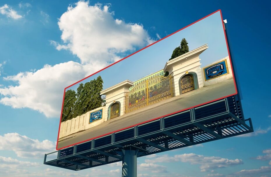 Um Outdoor Com a Foto De Um Predio bUmvJuhrjTg