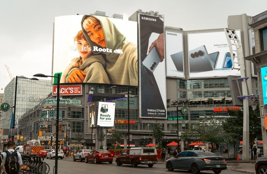 Uma Rua Da Cidade Cheia De Edificios Altos NCUkb3HeTts