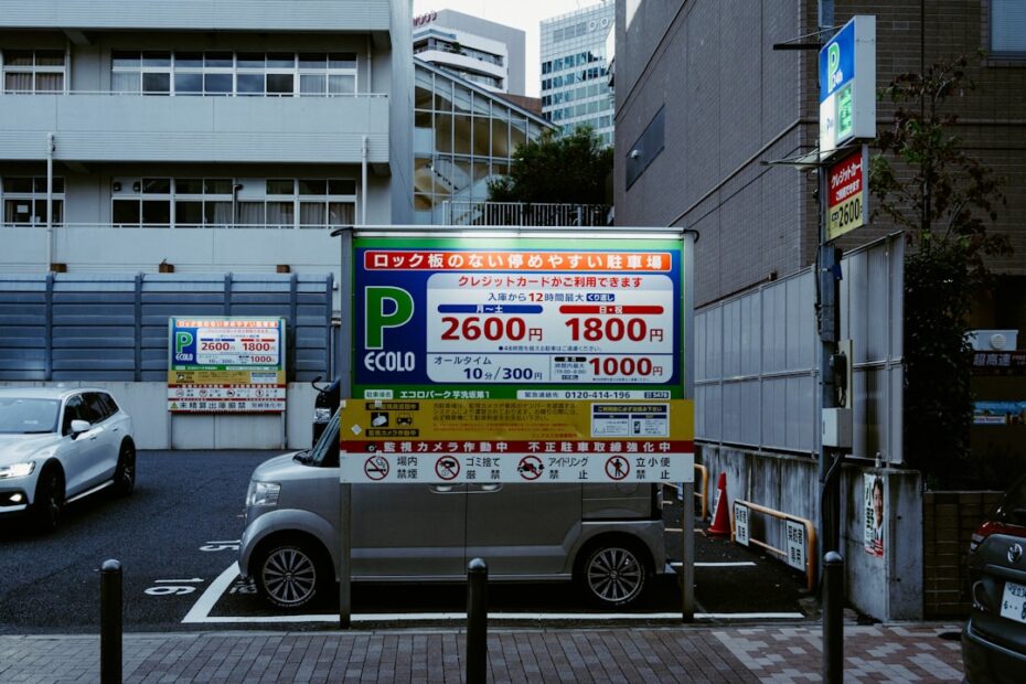 Um Caminhao Estacionado Na Beira De Uma Estrada yqyIzfAZ0hA