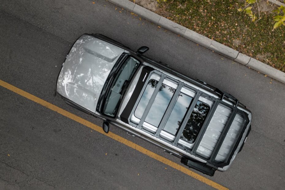 Suv Prateado Com Teto Solar Dirigindo Em Estrada Asfaltada F3S5xgJ_xgU