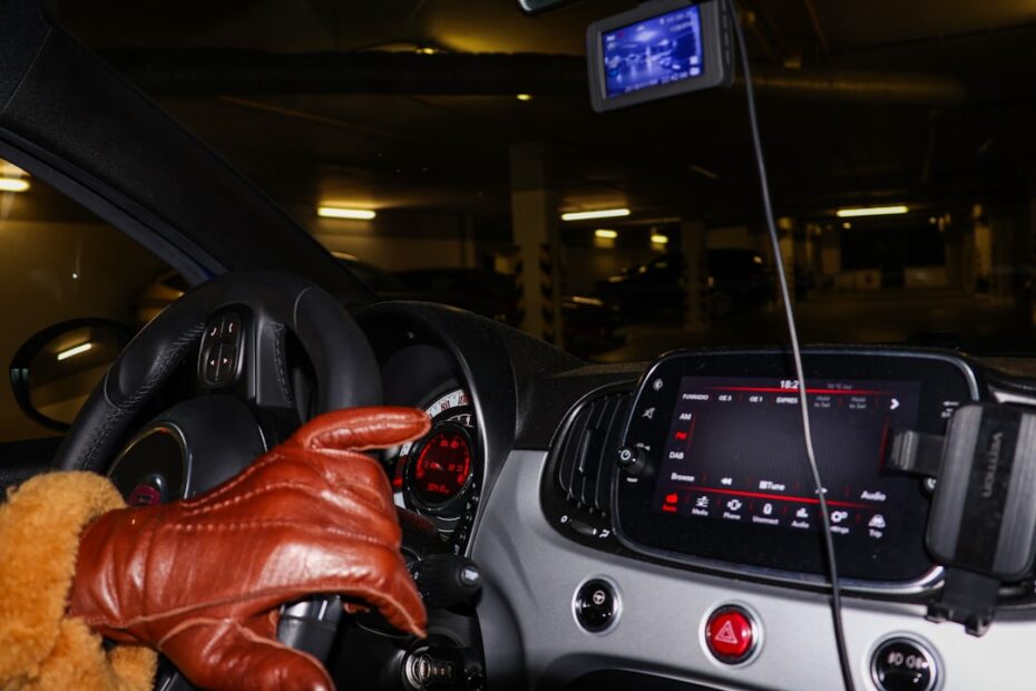 Um Ursinho De Pelucia Sentado No Banco Do Motorista De Um Carro 1m9M3l1rv2A