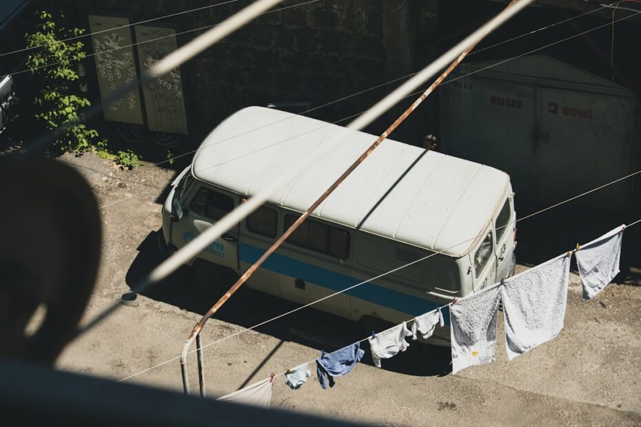 Um Onibus Velho Esta Estacionado Na Beira Da Estrada 6k_0KFJBdoA