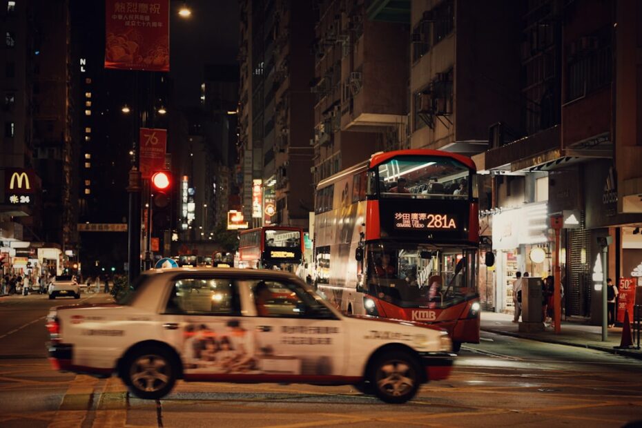 Rua Movimentada Da Cidade a Noite Com Taxi E Onibus aDrvKV41eKU