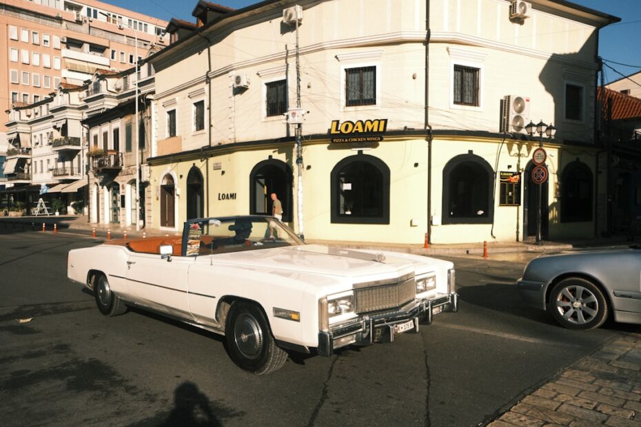 Conversivel Branco Dirigindo Numa Rua Da Cidade vZcrv4fvrl8