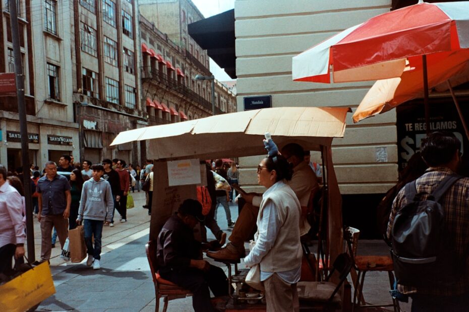 Pessoas Em Uma Rua Movimentada Da Cidade Com Barracas De Mercado lxq1Hj3wBFs