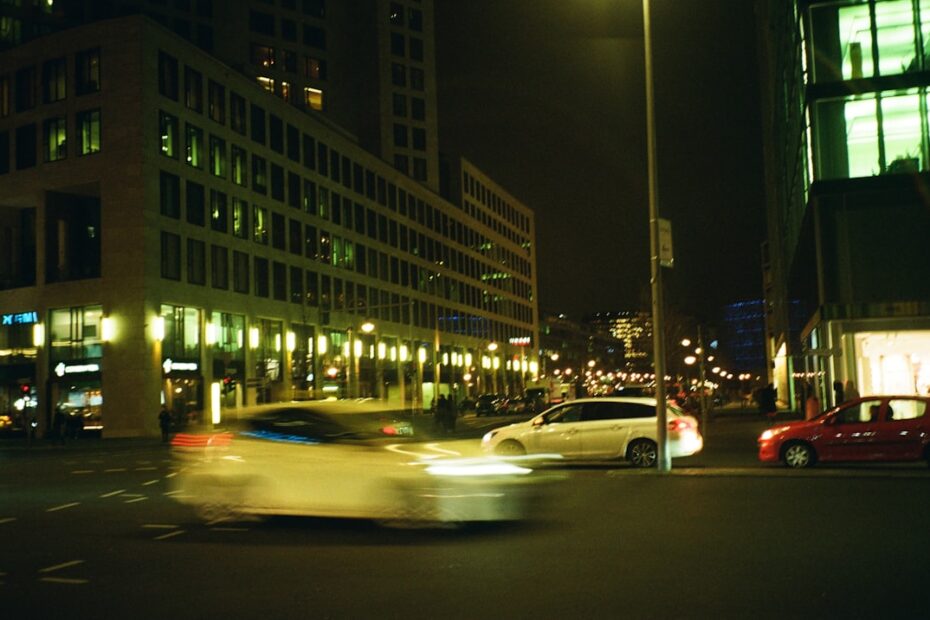 Carros Circulando Por Uma Rua Da Cidade a Noite vgiWlCjPy_I