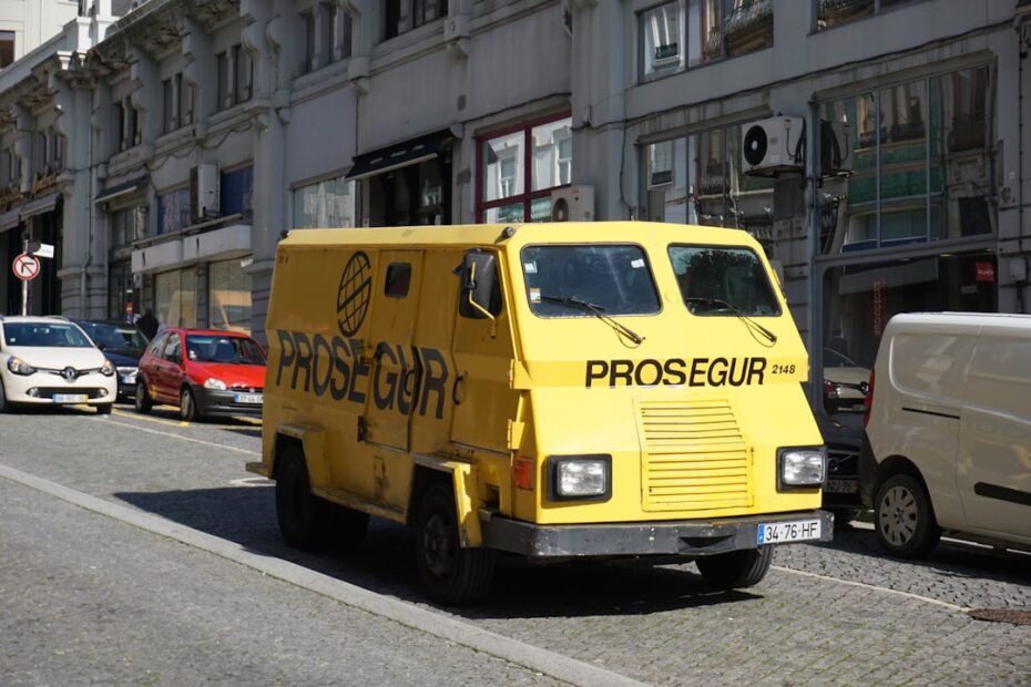 Um Caminhao Blindado Prosegur Amarelo Esta Dirigindo Pela Rua pYeFIh3zCKM