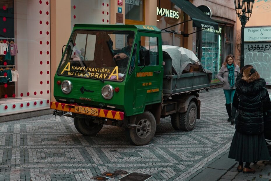 Um Pequeno Caminhao Verde Estacionado Em Uma Rua De Paralelepipedos mKpVFMib4SI