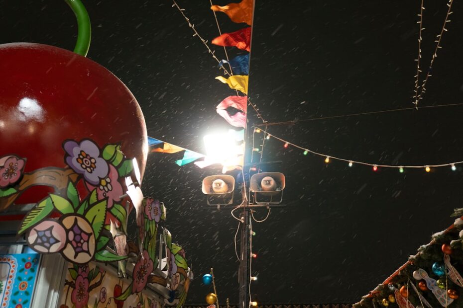 Bandeiras E Luzes Coloridas a Noite F9V8 myM8pA