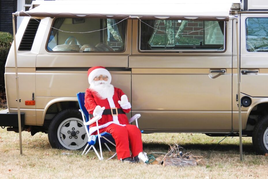 Papai Noel Relaxando Em Uma Cadeira De Camping Ao Lado Da Van Sf1f8 bzHAs