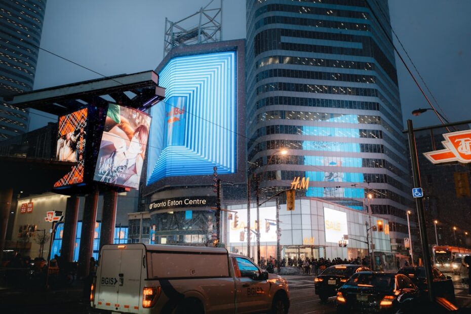 Uma Rua Da Cidade a Noite Com Um Grande Edificio Ao Fundo QheeJGo3la4