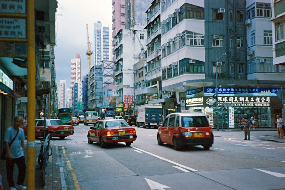 Os Taxis Vermelhos Passam Por Uma Rua Movimentada Da Cidade fqRYVofc8UY