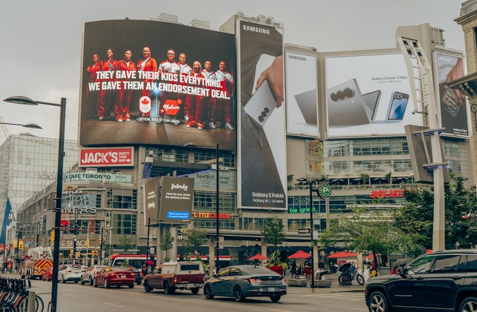 Uma Rua Da Cidade Cheia De Edificios Altos UpQfKjFm5fg