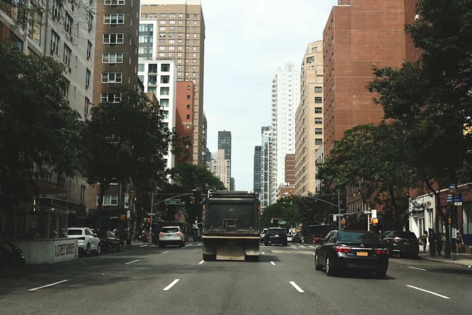 Uma Rua Da Cidade Cheia De Edificios Altos trafF90MrTs