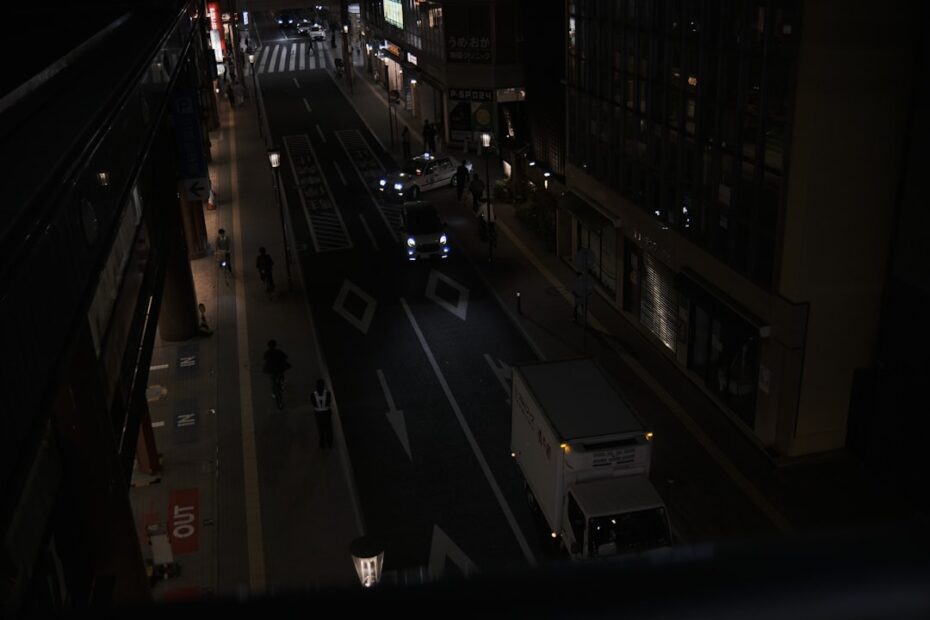 Rua Movimentada Da Cidade a Noite Com Trafego De Carros pAzhOBclQqo