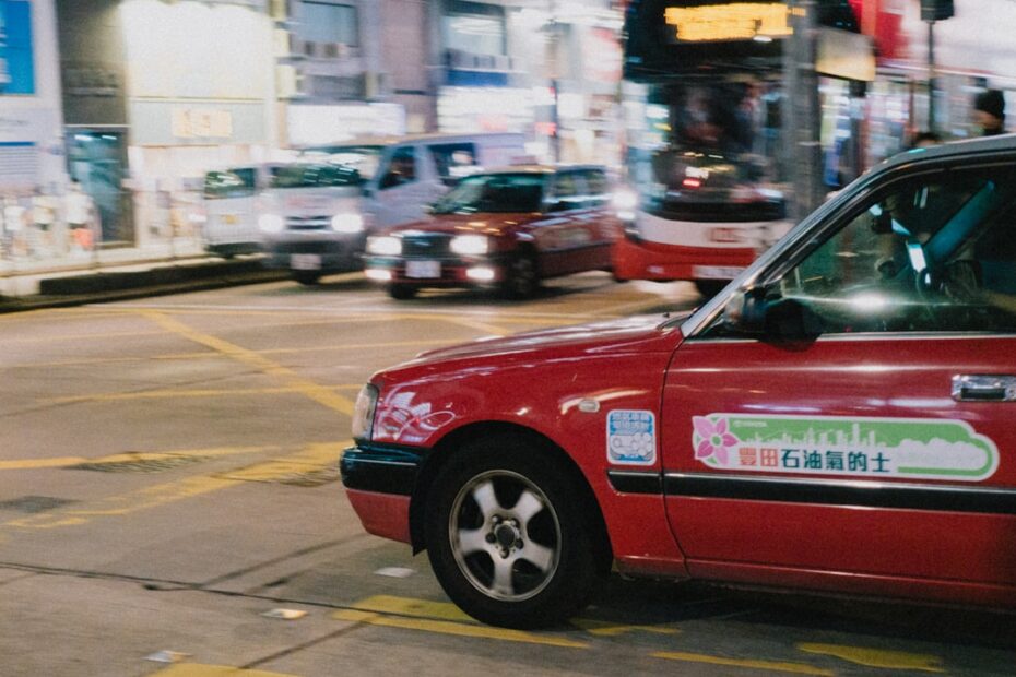 Um Carro Vermelho Na Rua _e1RIqQ37UY