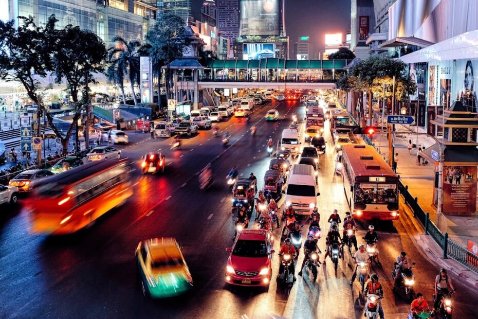 Rua Movimentada Da Cidade Com Trafego a Noite ijMvrL5e0pQ