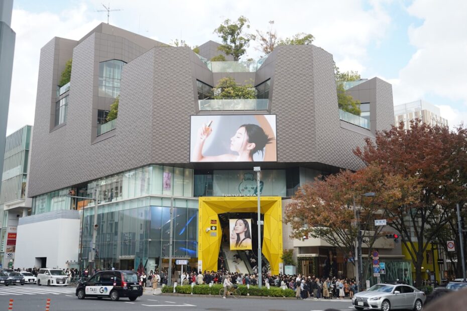 Predio Moderno Com Vegetacao No Telhado E Grandes Anuncios ob9KFpEHjJM