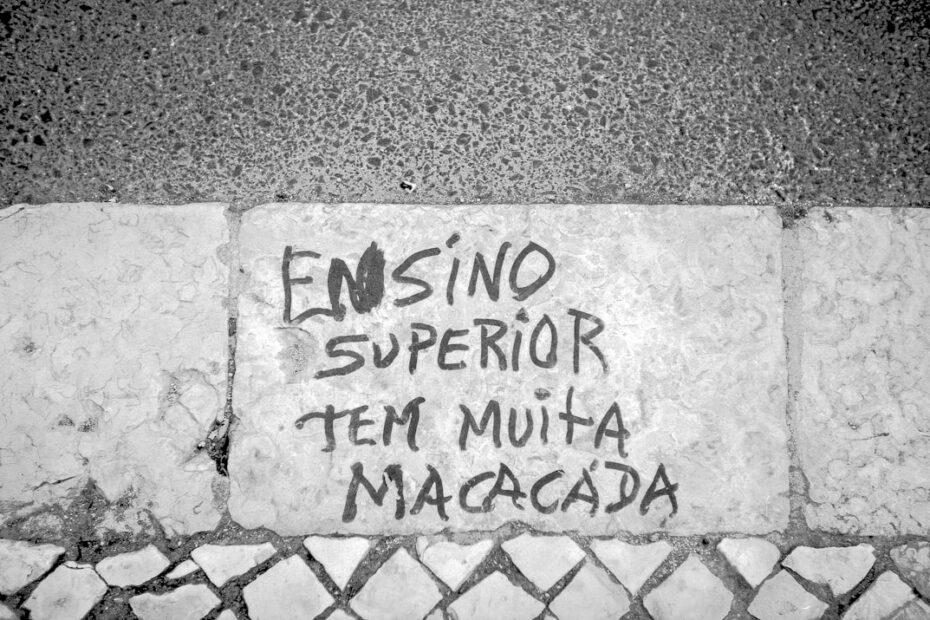 Uma Parede De Cimento Com Grafite Escrito Nela g_4HU3N0ysw