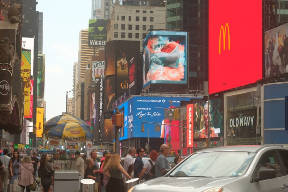 Rua Movimentada Da Cidade Com Outdoors Brilhantes E Multidoes WVln815OMkI