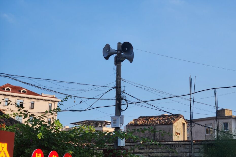 Uma Luz De Rua Com Escrita Chinesa Sobre Ele tR_2QhfjY5w