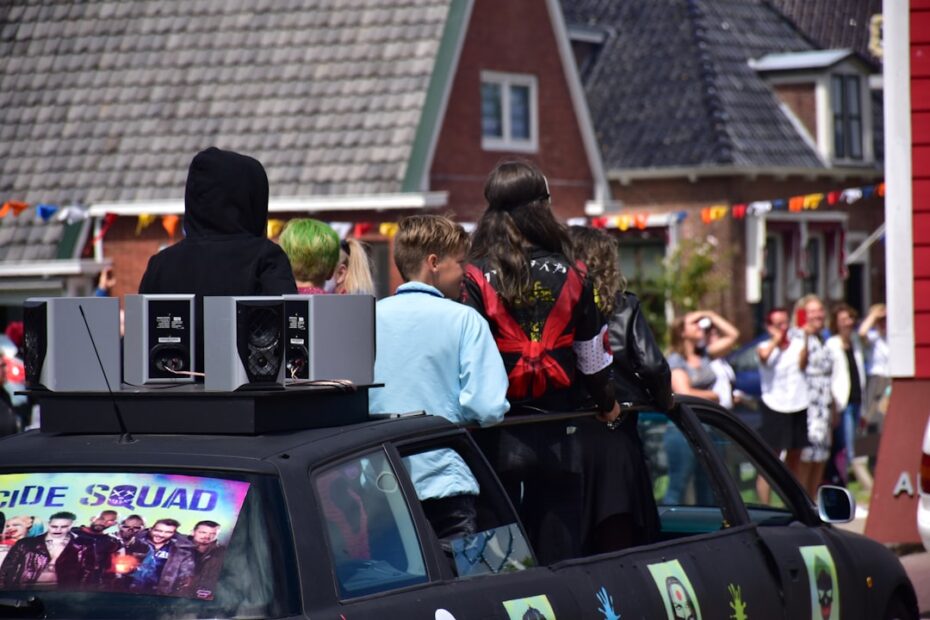 Pessoas Em Um Carro Decorado Para Um Desfile CRGWLYw2aF8