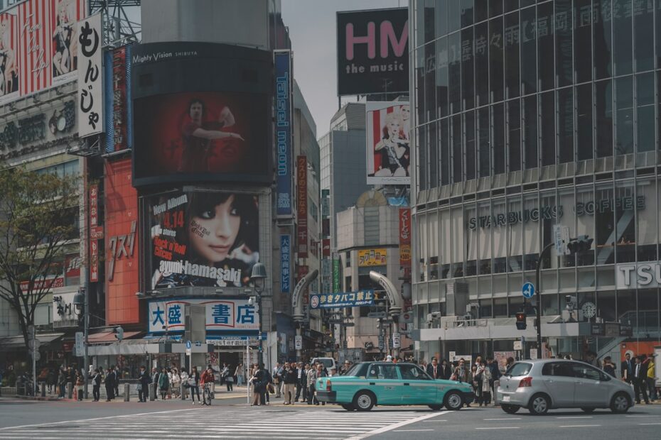 Carros Na Estrada Perto De Edificios Durante O Dia NMt00TU Gbk