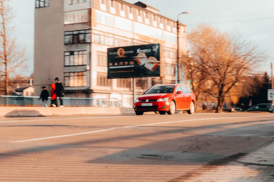Um Carro Vermelho Em Uma Estrada yTgUWBNBWMI