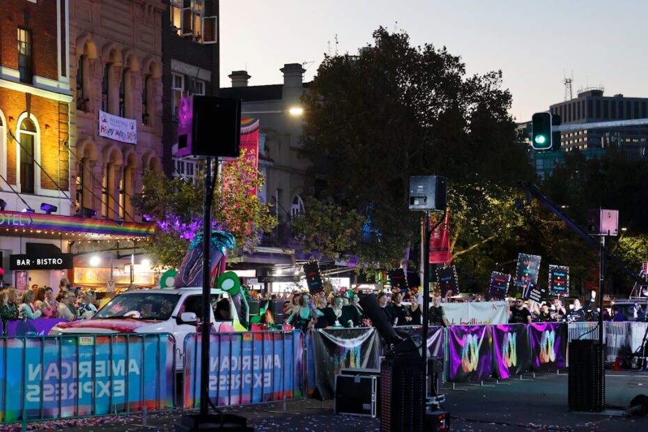 Festival De Rua Com Musica E Multidao Ao Entardecer RMweHpK vVE