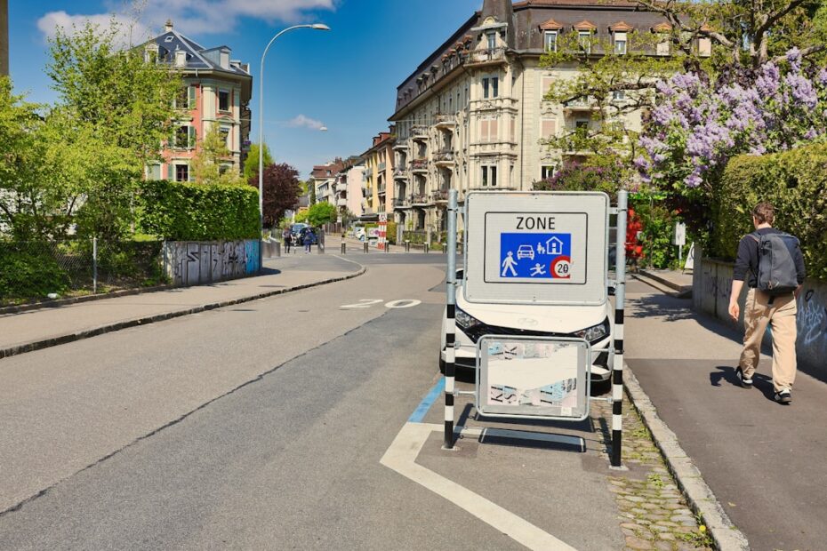 Uma Pessoa Passa Por Uma Placa De Rua Em Uma Cidade hTjFu1WDtwo