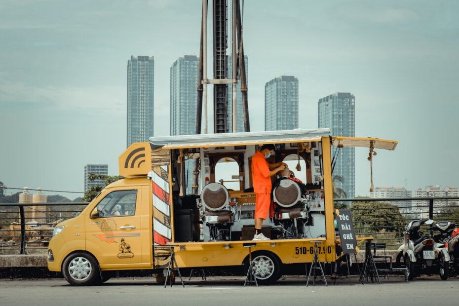 Riquixa Automovel Amarelo E Preto Na Estrada Durante O Dia QVddMjVvqlw