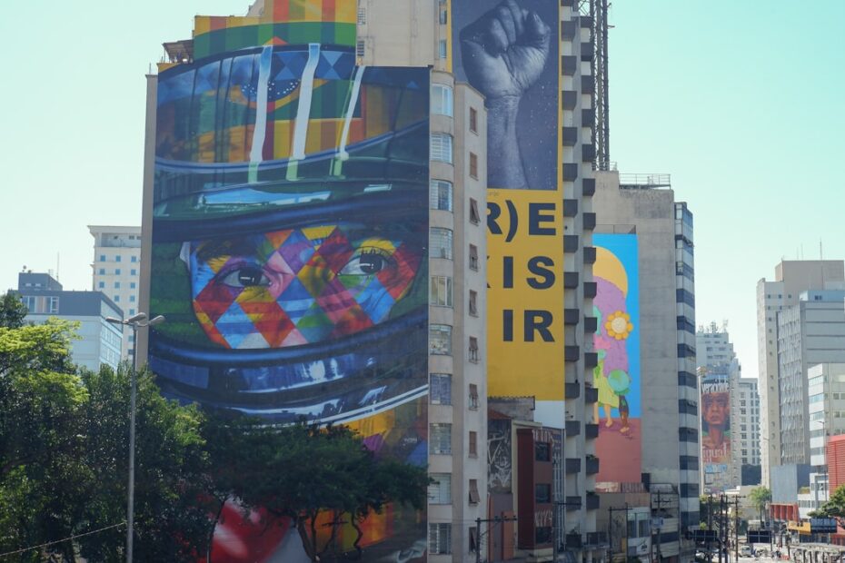 Murais Coloridos Decoram Um Arranha Ceu pFft6OH9Q2k