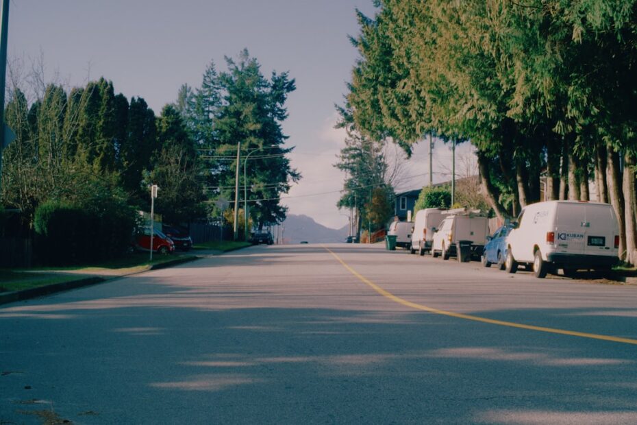 Rua Ladeada Por Vans Estacionadas E Arvores xiCv61ZEbVE