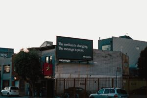 Outdoor Sobre Predio Com Mensagem De Texto XFdIyj9Ynmo