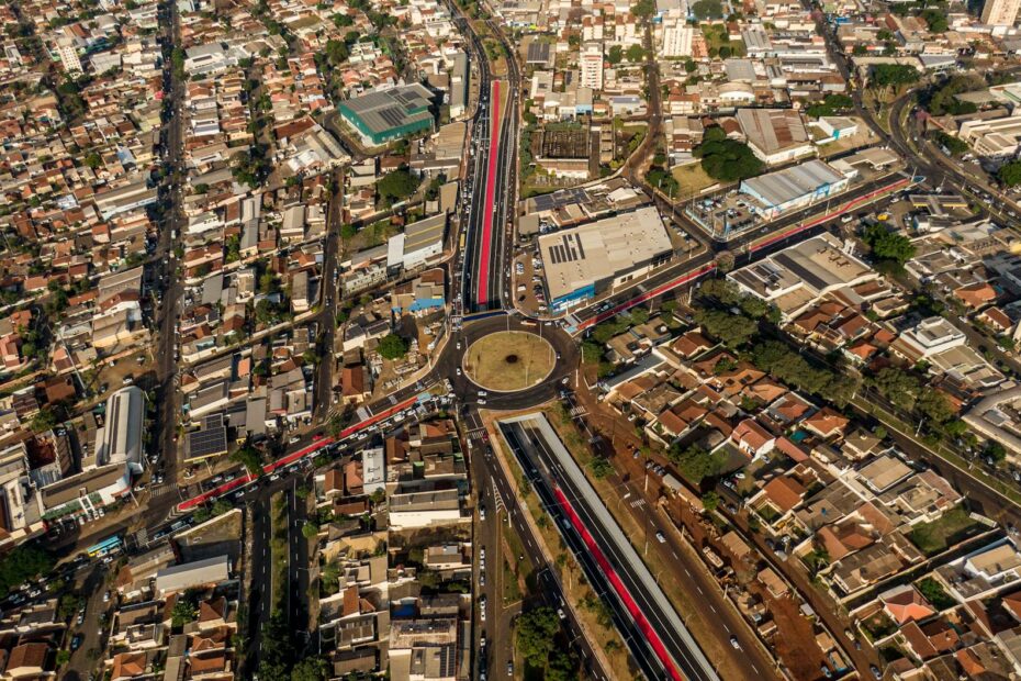 High-angle aerial view of a roundabout in Londrina, Brazil, capturing bustling urban life.