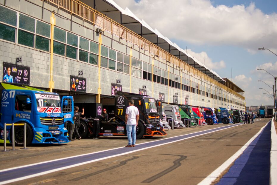 Multiple trucks lined up at pit lane in Londrina during a motorsport racing event.